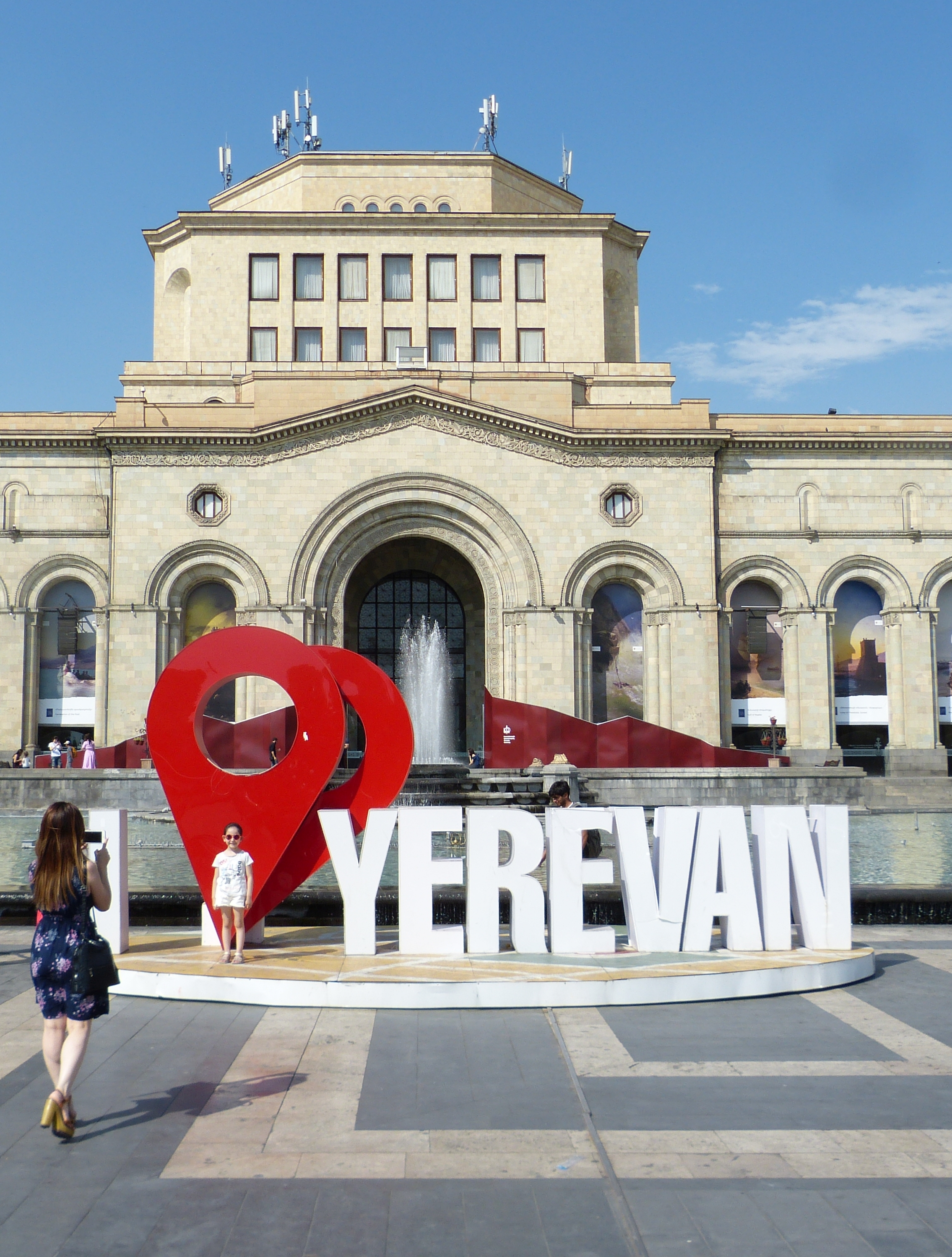 Yerevan - Platz der Republik - photo: LCTours