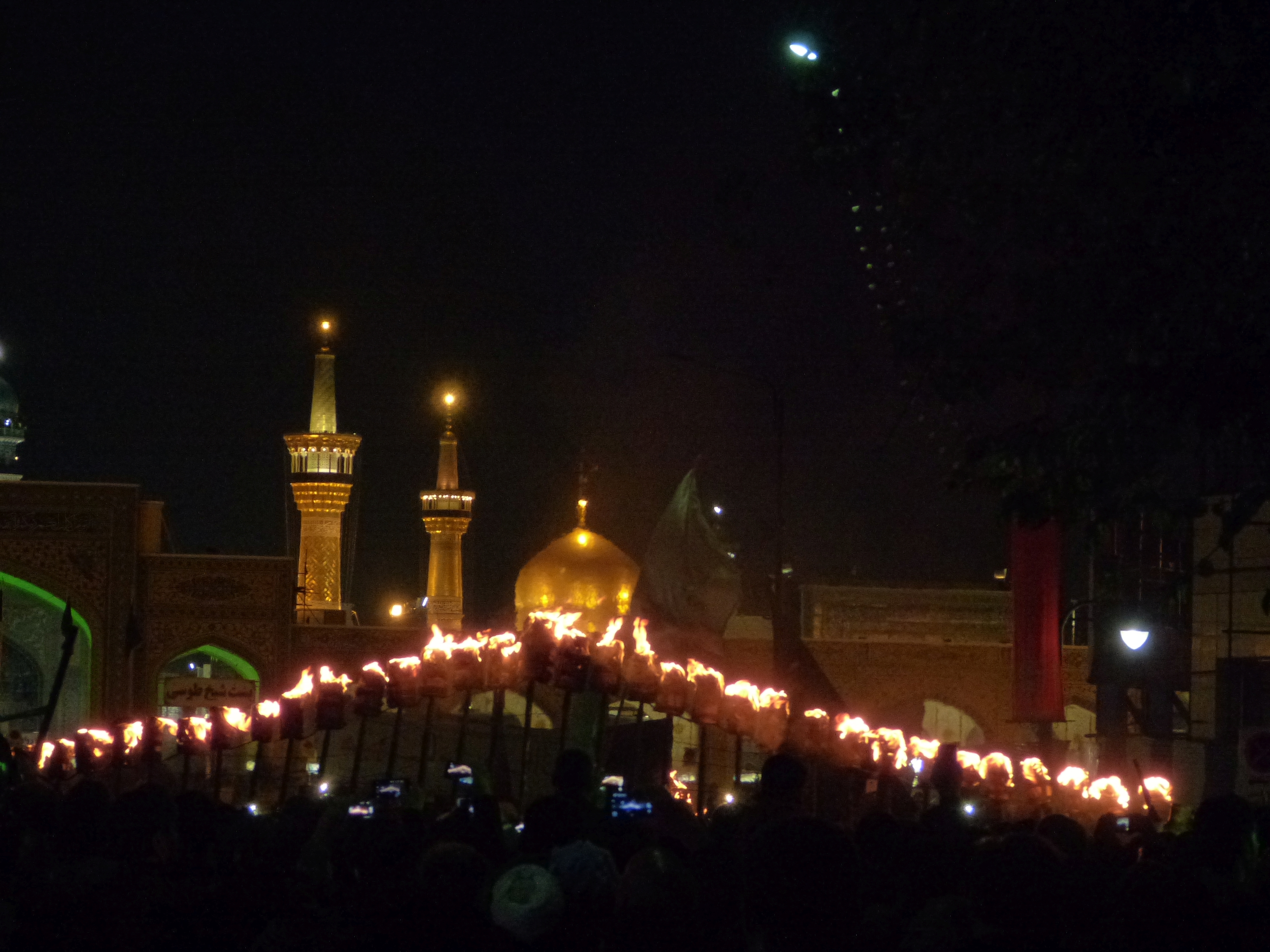 Abendliche Prozession in Mashhad - photo: LCTours