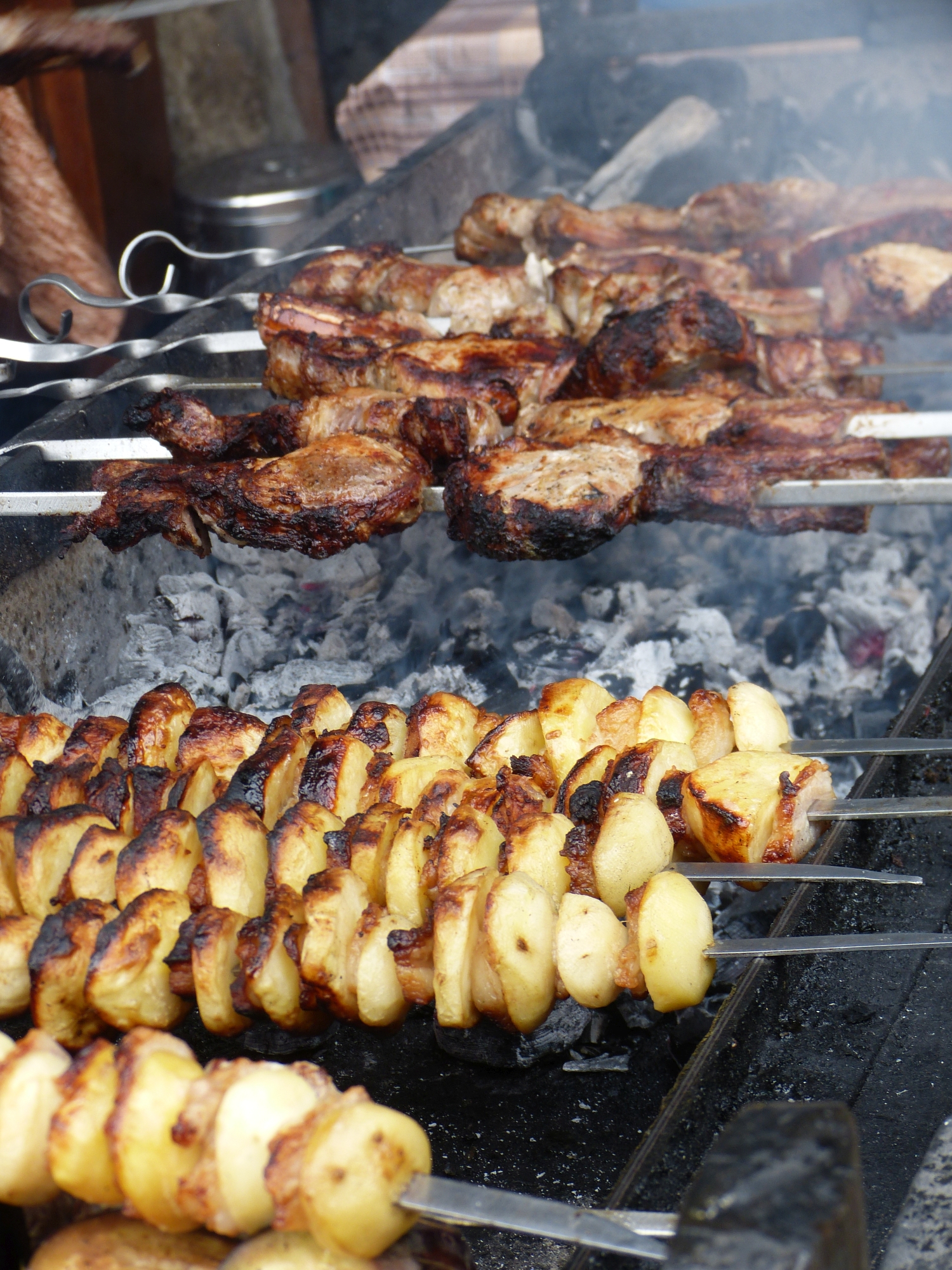 Könnte vom Duroc-Schwein sein. Grillküche auf Burg Kamjanetz - Photo: LCTours